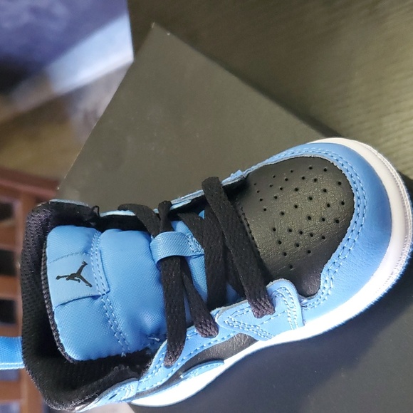 Nike Jordan 1 Mid - Picture 2 of 9